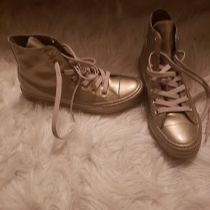 Unique Gold converse!